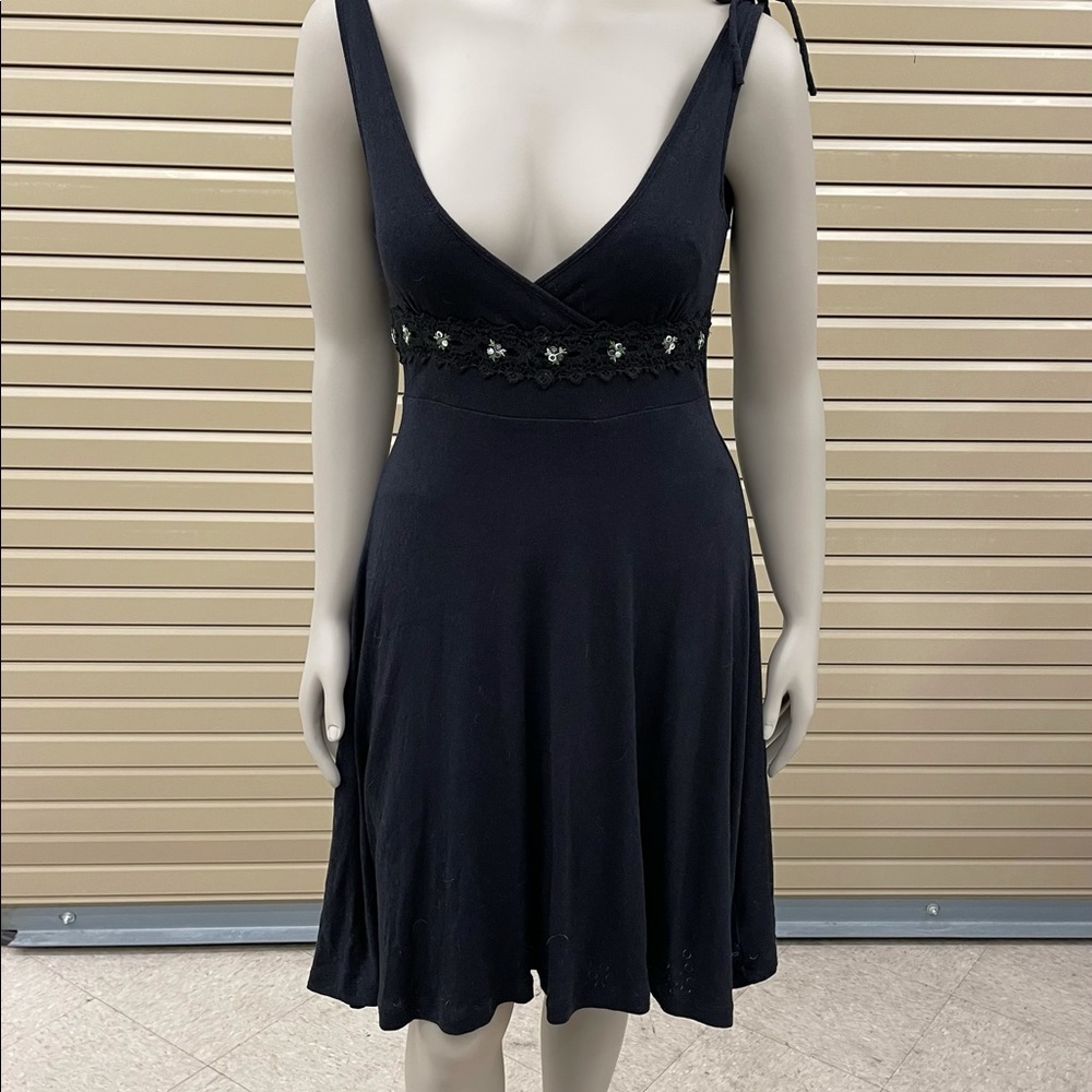 Perfect summer little black dress.